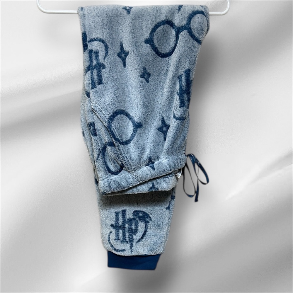 Harry Potter Women’s Fleece Pajama Size L
Two Piece - Picture 2 of 4